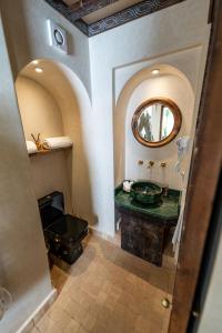 bagno con lavandino e specchio di Riad Cologne & Spa a Marrakech