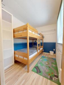 1 Schlafzimmer mit 2 Etagenbetten in einem Zimmer in der Unterkunft Woody in Brösarp