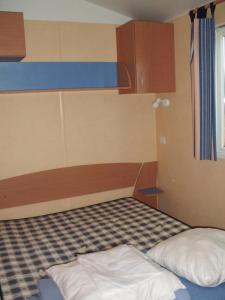 mały pokój z łóżkiem i łóżkiem piętrowym w obiekcie Mobilhome 3 étoiles - eeiihb w mieście Autun