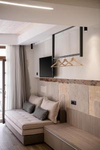 ein Wohnzimmer mit einem Sofa und einem TV in der Unterkunft CASA DORINI in Chania