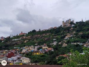 uma cidade numa colina com casas nela em RL'Brothers em Antananarivo