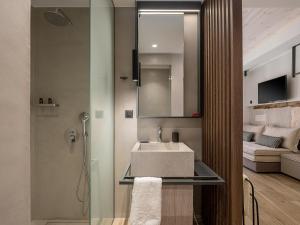 ein Bad mit einem Waschbecken und einem Spiegel in der Unterkunft CASA DORINI in Chania