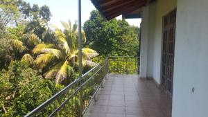 En balkon eller terrasse på Suriya Villa
