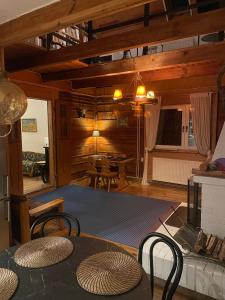 een woonkamer met een tafel en stoelen bij Dom Leśny z Sauną 