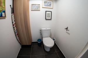 een badkamer met toilet in een kamer bij La Ruche des carrés - T3 vue panoramique in Annecy +15 foto's