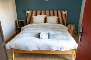 La Ruche des carrés - T3 vue panoramique في أنِسي: غرفة نوم مع سرير مع لوح خشبي للرأس