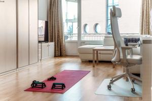 - un salon avec une chaise et un bureau dans l'établissement Little Paradise by Quokka 360 - mix of practicality and fitness, à Paradiso