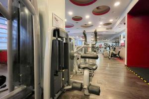 un gimnasio con cintas de correr y equipo cardiovascular en la pared en Modern Wellness Studio, en Budapest