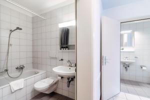 Pink Flat by Quokka 360 - close to the Italian border的一间浴室