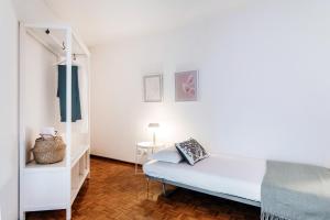 Habitación blanca con cama y escalera en Pink Flat by Quokka 360 - close to the Italian border en Chiasso
