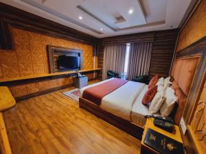 Habitación de hotel con cama y TV en White Water Resorts, en Pahalgām