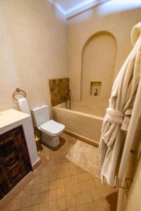 e bagno con vasca, servizi igienici e lavandino. di Riad Cologne & Spa a Marrakech