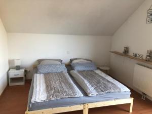 a bedroom with two beds in a room at Schöne Ferienwohnung im Voralpenland in Pfaffing