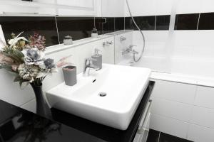 Koupelna v ubytování BNB New Beautiful Apartment in the Center of Ostrava with option Garage Parking