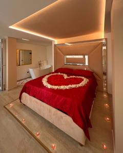 een slaapkamer met een bed met een hart gemaakt van rozen bij Secret Suites Panoramic in Montecatini Terme