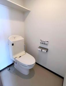 een badkamer met een wit toilet in een kamer bij ホテル辰巳俱楽部 