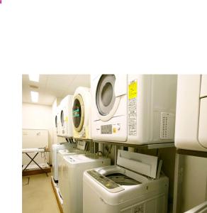 een ziekenhuiskamer met wasmachines en andere apparaten bij ホテル辰巳俱楽部 
