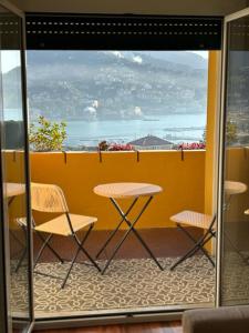 Una mesa y sillas en un balcón con vista. en Balcone sul Tigullio, en Rapallo