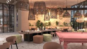 貝萊克的住宿－Ethno Belek，餐厅配有粉红色的桌子和椅子