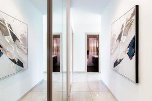 ルガノにあるIl Parco 13 by Quokka 360 - strategic flat in Lugano centreの壁画・鏡廊下