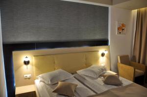 سرير أو أسرّة في غرفة في Hotel Nova