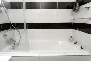 Koupelna v ubytování BNB New Beautiful Apartment in the Center of Ostrava with option Garage Parking