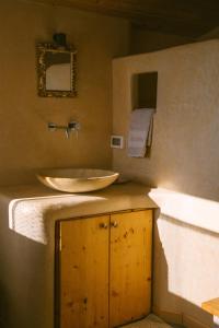 y baño con lavabo y espejo. en B&B Le Tamerici, en San Giorgio di Pesaro
