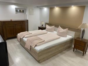 um quarto com uma cama grande e 2 almofadas em Living the Green em Friedrichsdorf