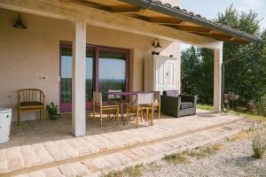 een patio met een tafel en stoelen erop bij B&B Le Tamerici in San Giorgio di Pesaro