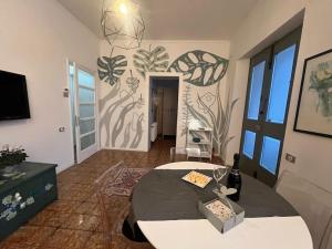 una sala de estar con una mesa y una pintura en la pared en I sassi della PIAVE, en Barco