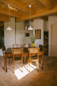 een eetkamer met een houten tafel en stoelen bij B&B Le Tamerici in San Giorgio di Pesaro