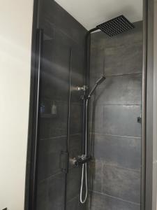 Charmant appartement à 1 minute du lac的一间浴室