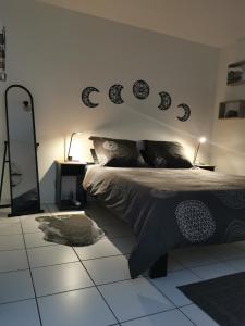 Charmant appartement à 1 minute du lac客房内的一张或多张床位