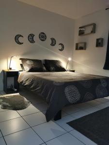 una camera da letto con un letto con due lampade sopra di Charmant appartement à 1 minute du lac ad Annecy