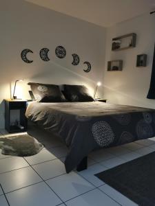 安锡Charmant appartement à 1 minute du lac的一间卧室，床上有两盏灯