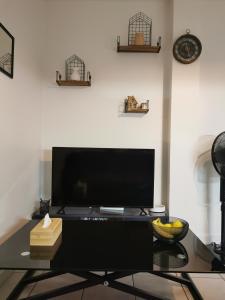 Charmant appartement à 1 minute du lac的电视和/或娱乐中心