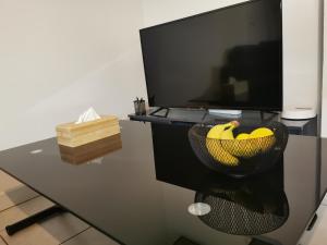 Charmant appartement à 1 minute du lac的电视和/或娱乐中心
