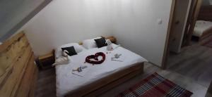 Ένα ή περισσότερα κρεβάτια σε δωμάτιο στο Apartment house with sauna and jacuzzi Svätý Kríž 2