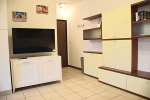 ein Wohnzimmer mit einem großen Flachbild-TV in der Unterkunft MIKY'S HOME in Castenaso