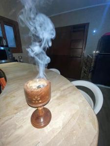 un tazón de humo está sentado en una mesa en Family House بيت العيلة en El Cairo