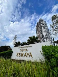 una señal de siesta temaya frente a un edificio alto en MFA Putrajaya Homestay, en Putrajaya
