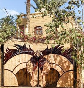 una valla de madera frente a una casa en Family House بيت العيلة en El Cairo