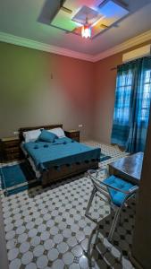 een slaapkamer met een bed en een stoel erin bij Villa Chouiter Center in Marrakesh
