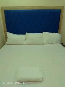 En eller flere senge i et værelse på Charles deluxe hotel and apartments