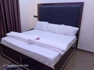 Ein Bett oder Betten in einem Zimmer der Unterkunft Charles deluxe hotel and apartments