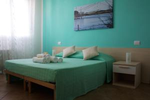 un dormitorio con una cama con dos animales de peluche en La Via Del Volano, en Codigoro