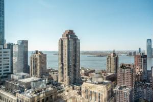 eine Luftansicht einer Stadt mit hohen Gebäuden in der Unterkunft Financial District 1br w WD gym elevator NYC-1370 in New York