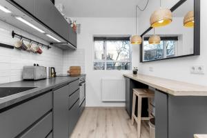 een keuken met zwarte kasten en een aanrecht bij Bright 1BR Apartment in Reykjavík in Reykjavík