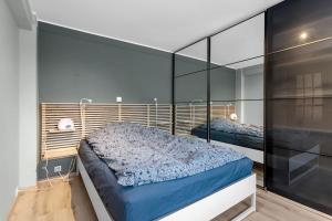 1 dormitorio con 2 camas y pared de cristal en Bright 1BR Apartment in Reykjavík, en Reikiavik
