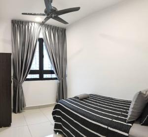 - une chambre avec un lit et un ventilateur de plafond dans l'établissement MFA Putrajaya Homestay, à Putrajaya